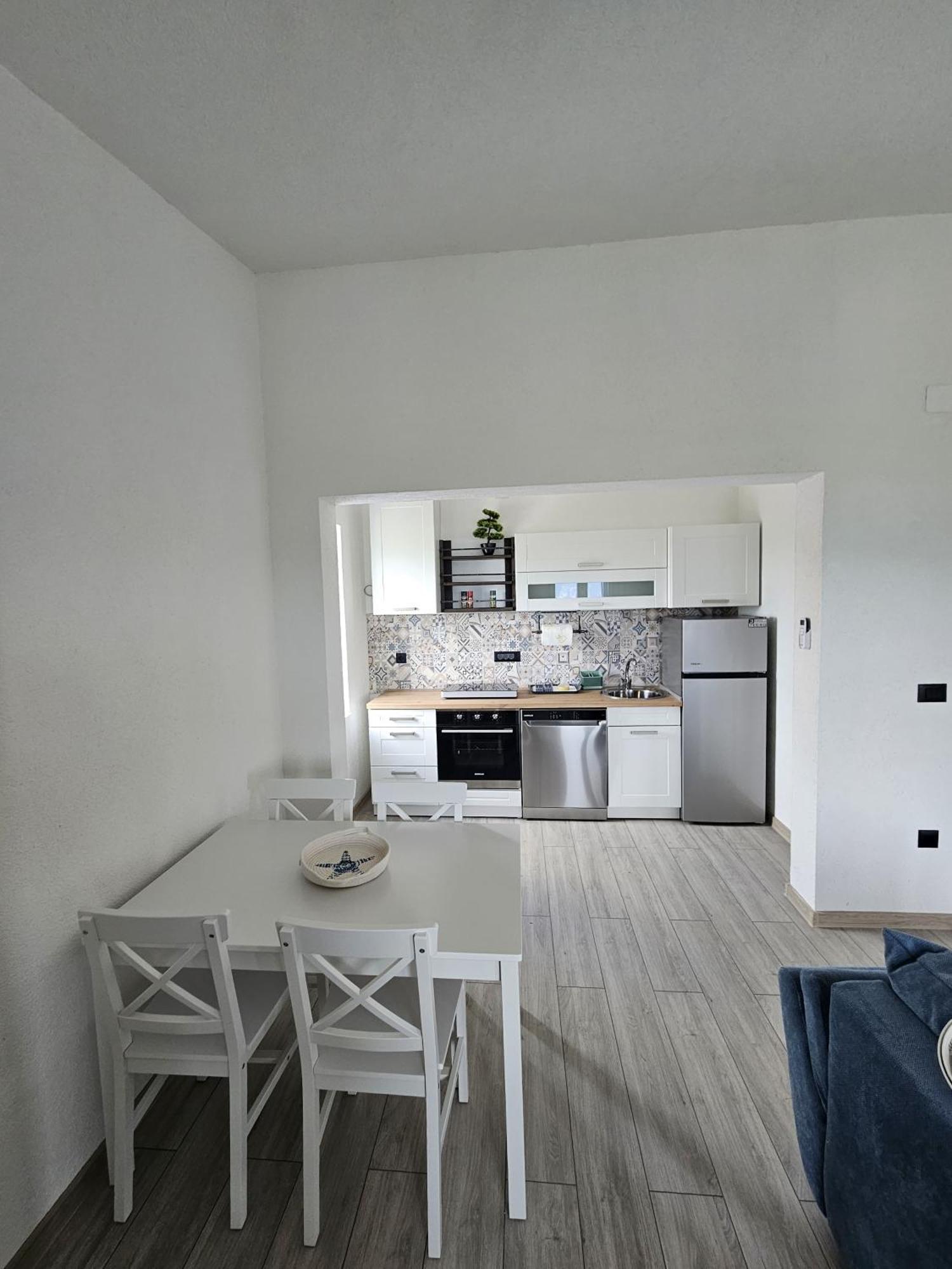 Apartmani 1 Pinezici Esterno foto